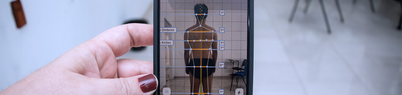 Alunos de Fisioterapia realiza treinamento em novo software de avaliação postural