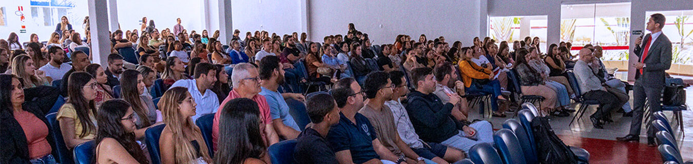 Curso de Medicina recebe palestra de professores da UNIFAGOC
