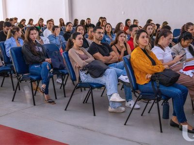 12-09-2025_Curso_de_Medicina_recebe_palestra_de_professores (10)