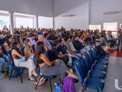 12-09-2025_Curso_de_Medicina_recebe_palestra_de_professores (3)