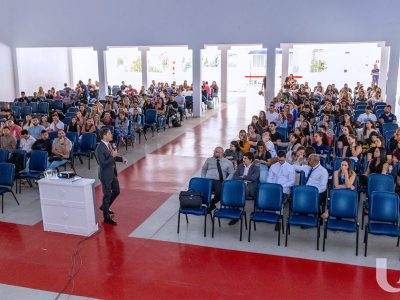 12-09-2025_Curso_de_Medicina_recebe_palestra_de_professores (6)