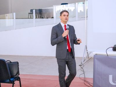 12-09-2025_Curso_de_Medicina_recebe_palestra_de_professores (9)