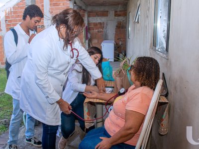 27-05-2025_Mais_uma_ação_do_UNILAR_leva_saúde_às_comunidades_de_Araruama (11)