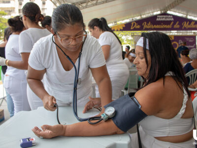Alunos-de-Enfermagem-fazem-ação-no-Dia-Internacional-da-Mulher (22)